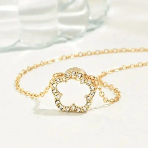 Cubic Zirconia Clover necklace, open design. - Picture 3 of 3
